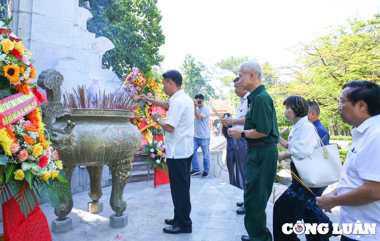 dang huong tuong niem cac anh hung liet si tainghia trang liet si quoc gia truong son hinh 4